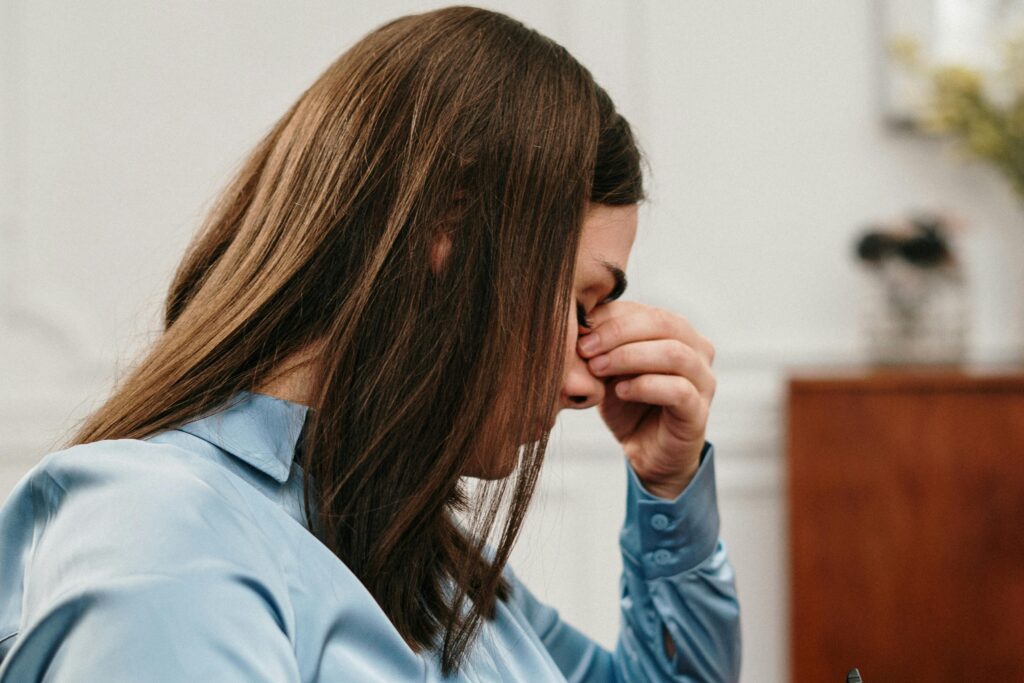 Fotografía de una chica con migraña