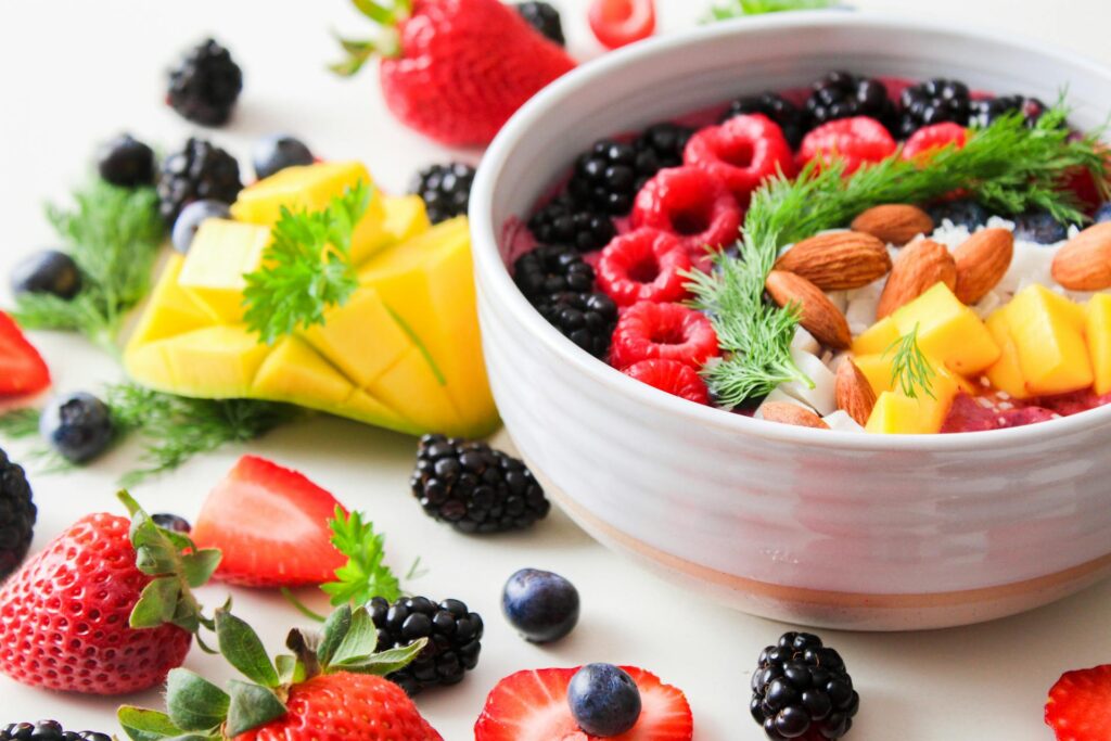 Fotografía de un bol de cereales con frutas